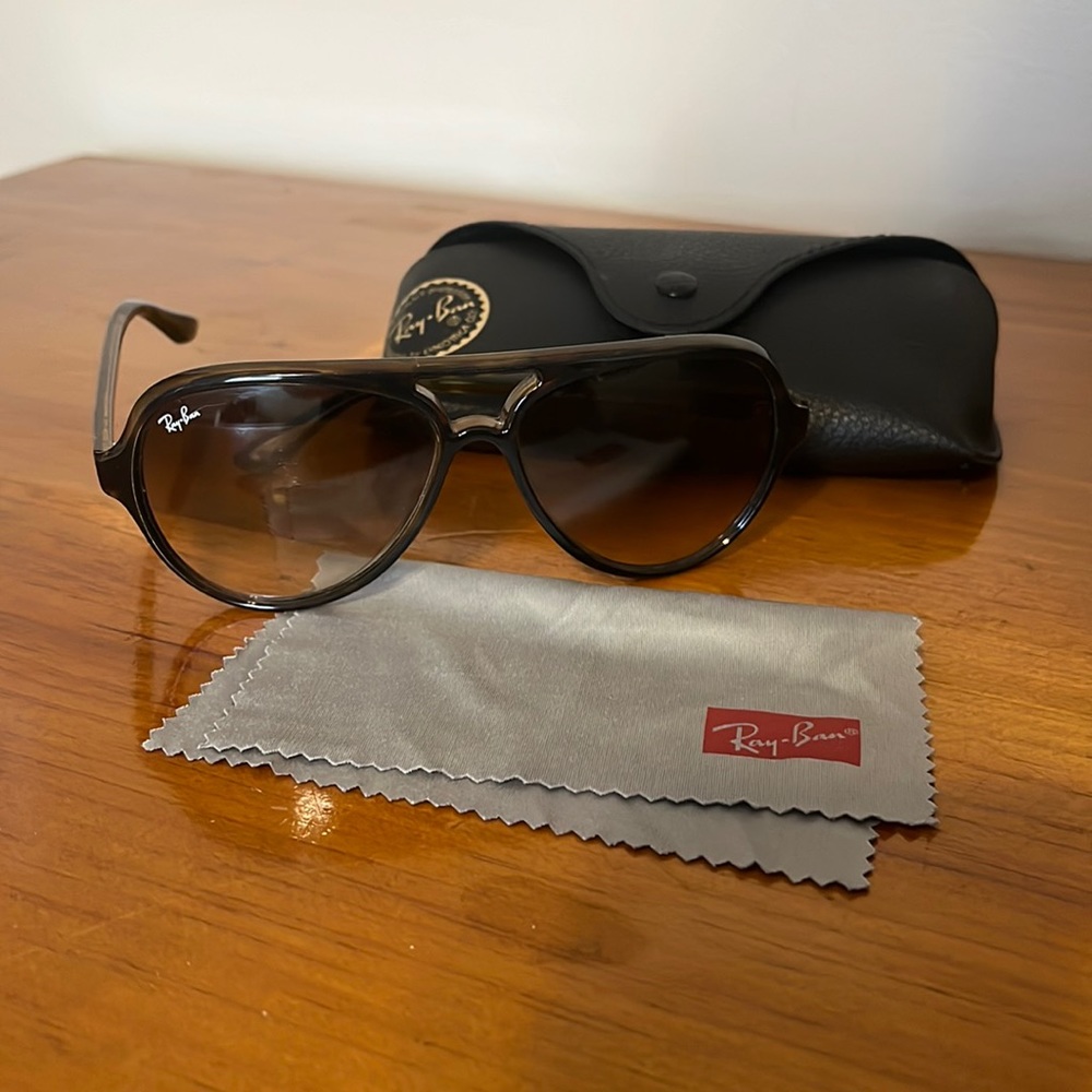 Ray ban aviator style sunglasses with case
